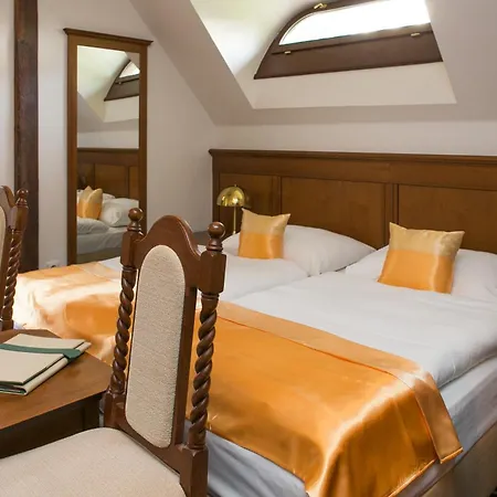 Rozmbersky Dvur ホテル 4*