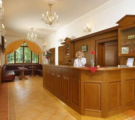 Rozmbersky Dvur 4*