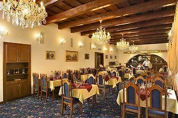 Rozmbersky Dvur 4*