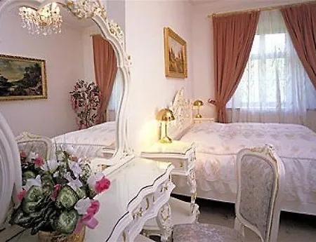 Rozmbersky Dvur 4*