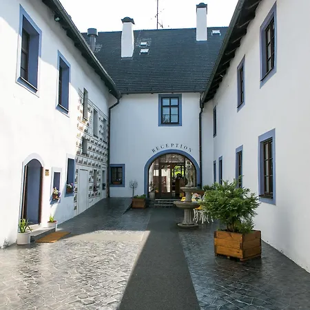 Rozmbersky Dvur 4*